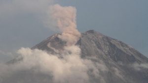 Gunung Semeru Kembali Erupsi