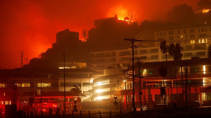 Langit California Memerah Akibat