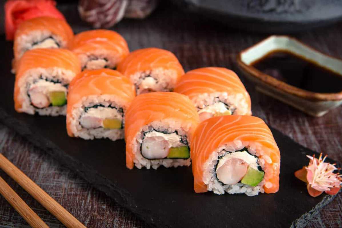 Sushi Roll Salmon: Tips Membuat Roll yang Rapi dan Lezat